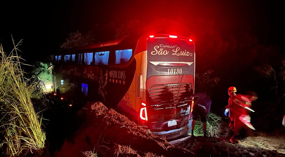 &Ocirc;nibus com 39 passageiros sai da pista e cai em barranco na BR060, em Jata&iacute;