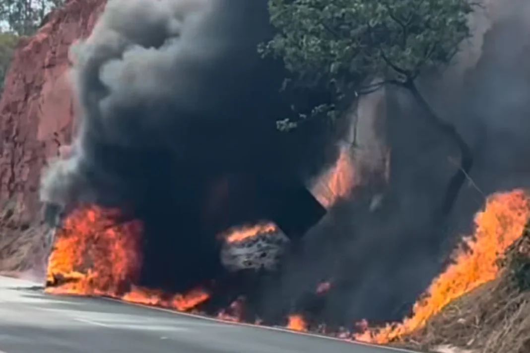 Van de dupla sertaneja pega fogo a caminho de show em Alto Taquari