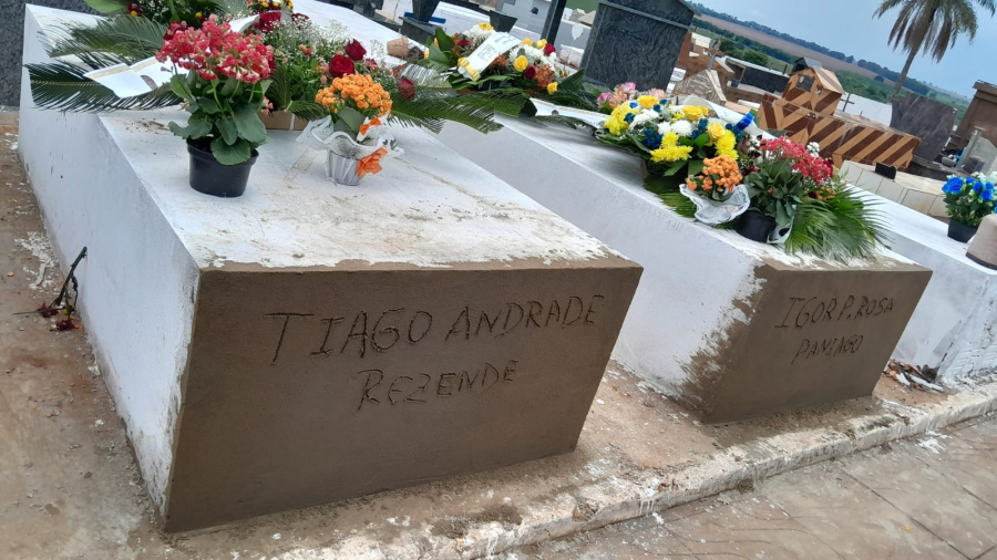 igor-e-tiago-assim-como-perderam-a-vida-juntos-foram-sepultados-lado-a-lado