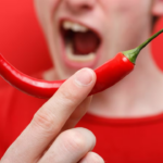 O que beber para apagar o fogo da pimenta e por que água só piora tudo