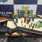 Suspeitos fogem após disparos, e PM apreende armas em propriedade rural de Paraíso das Águas
