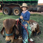 Garoto de 10 anos cria laço emocionante com touro