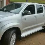 Adolescente de 13 anos some com Hilux do pai e é encontrado dormindo no veículo em posto de combustível