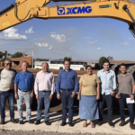 Prefeito Ivan Xixi entrega maquina para obras de 700 mil de recursos próprios