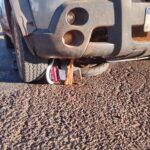 Jovem fica ferida após acidente entre bicicleta elétrica e Fiat Strada em frente à rodoviária de Chapadão do Sul