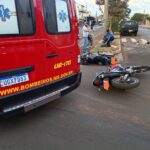 Colisão entre duas motocicletas deixa três feridos em rotatória de Chapadão do Sul