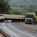 Carreta perde tração em serra, desce de ré e provoca acidente na BR-060 em Camapuã