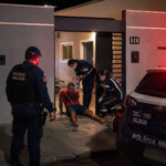 Jovem é baleado com quatro tiros em tentativa de homicídio em Costa Rica