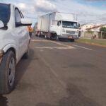 Bombeiros atendem colisão entre carro e caminhão em avenida de Chapadão do Sul