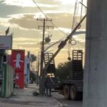 Menos de 24 horas após apagão, caminhão atinge poste no Centro de Chapadão do Sul