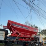 Acidente com caminhão provoca falta de energia e interrompe serviços de internet em Chapadão do Sul