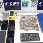 Após prisão de homem que fugiu pelos telhados, PM localiza drogas e materiais do tráfico em terreno baldio