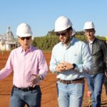 Prefeito Walter Schlatter acompanha o andamento das obras Lar Cooperativa Agroindustrial, que fortalecerá o agronegócio regional.