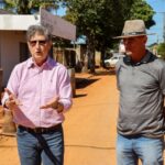 Prefeito Walter Schlatter e secretário Altair fiscalizam obras nas ruas Maringá e Turmalina e cobram cumprimento do cronograma
