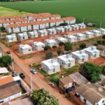 Sonho da casa própria: 42 famílias recebem as chaves da casa própria no Residencial Araras nesta terça-feira em Chapadão do Sul