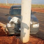 Fiat Uno bate contra poste e motorista sem CNH é autuado por embriaguez ao volante em Chapadão do Sul