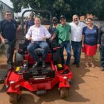 Prefeitura de Paraíso das Águas entrega novo trator cortador de grama adquirido com recursos próprios