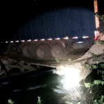 Caminhão fica preso após estrutura da Ponte do Indiazão ceder; interdição já havia sido anunciada pela Prefeitura de Cassilândia