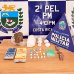 Jovem é preso após PM encontrar cocaína, maconha e materiais ligados ao tráfico em Costa Rica