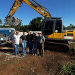 Prefeitura de Paraíso das Águas realiza entrega de calcário a pequenos produtores do Assentamento Mateira pelo Projeto Mais Pastagem