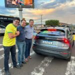 Prefeito Walter Schlatter promove adesivaços em apoio a Flávio Bolsonaro em cidades da região
