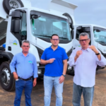 Prefeito Vinicius Terin entregou dois caminhões a Secretaria de Transporte