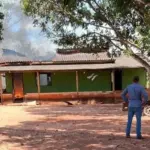 Homem retorna da cidade e encontra a mãe e esposa mortas em incêndio em residência na zona rural de Itaquiraí