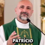 Tragédia durante missa Padre patrício Sánchez Molinari,  morre após ser atingido por uma cruz
